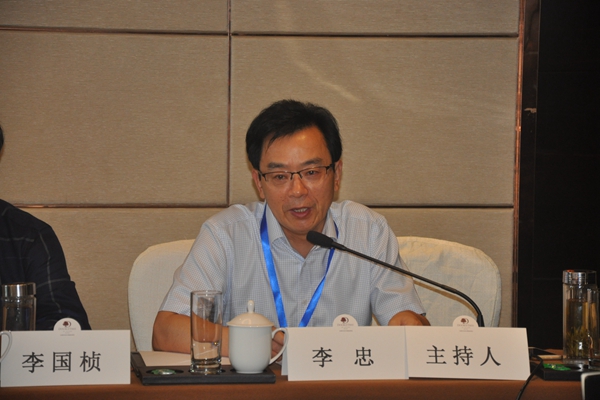 李忠在主持论坛时号召与会代表在文秘专业建设过程中要坚定信心,找准